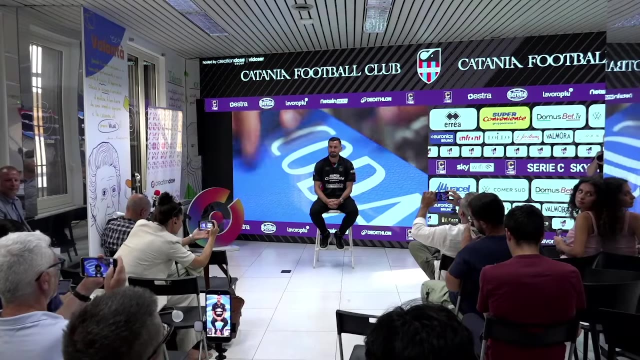 Giocatore seduto su sgabello davanti al pubblico